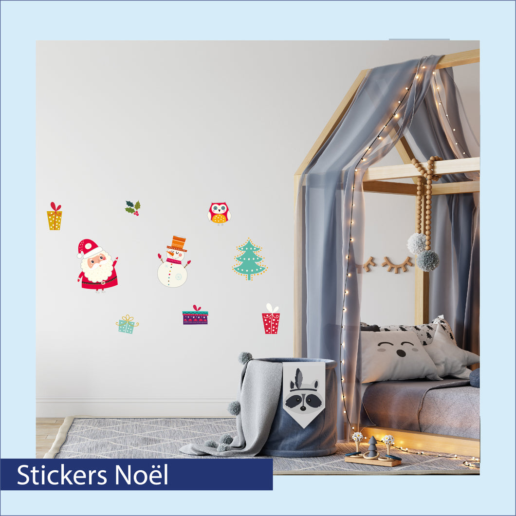 Des stickers avec des motifs de Noël pour une décoration de fêtes réussie. Un père noël, un bonhomme de neige ou un sapin sont collés au mur d'une chambre d'enfant pour une décoration au top